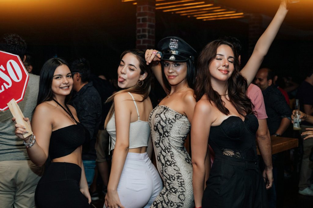 Your Ultimate Las Vegas Bachelorette Party Limo Guide: Routes, Stops & Night-Out Tips